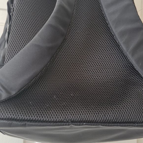 Lululemon Everywhere Backpack in 17L in Black - Picture 12 of 17